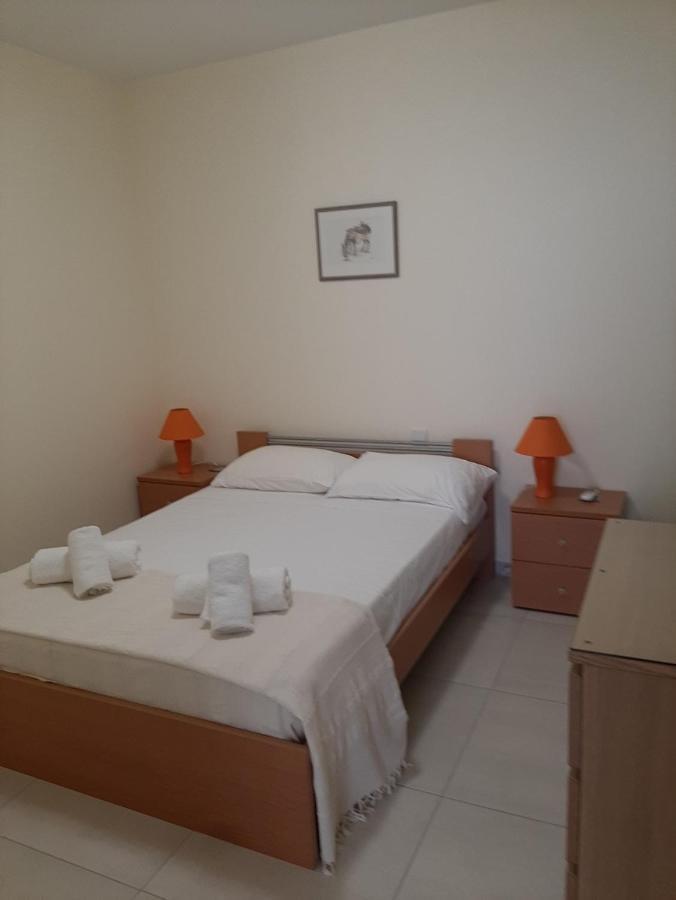 The Lighthouse Apartment Paphos ภายนอก รูปภาพ