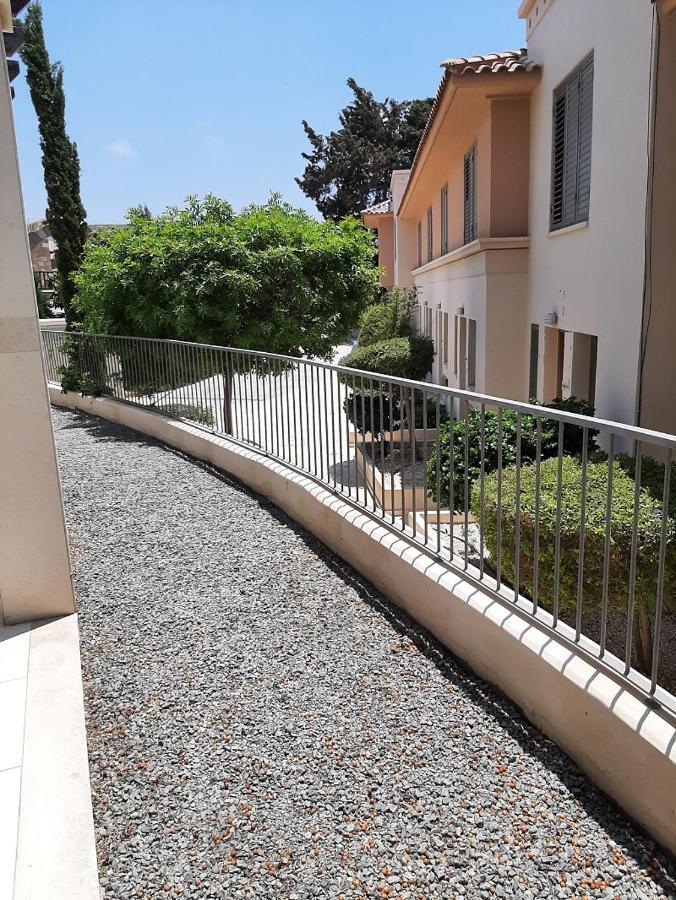 The Lighthouse Apartment Paphos ภายนอก รูปภาพ