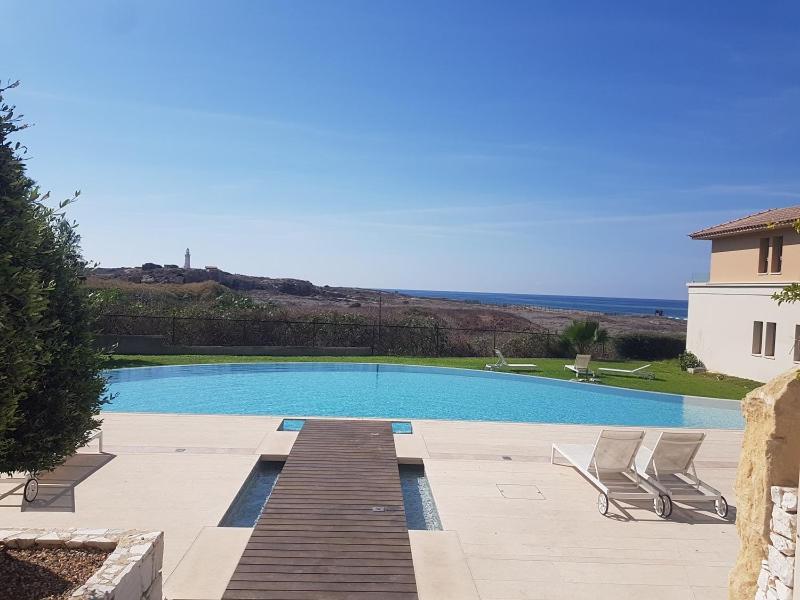 The Lighthouse Apartment Paphos ภายนอก รูปภาพ