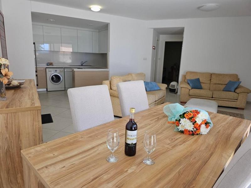 The Lighthouse Apartment Paphos ภายนอก รูปภาพ